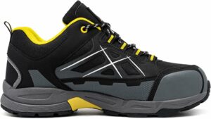 Chaussures de sécurité 2026 basses noires et jaunes, vue latérale mettant en avant l’embout renforcé et le design sportif.