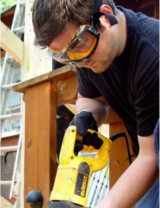 Lunettes de chantier 2026 de protection portées pendant des travaux au marteau-piqueur, assurant sécurité et visibilité.