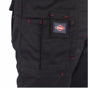 Pantalon de travail chantier avec poches arrière renforcées pour outils et accessoires.