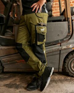 Pantalon de chantier PUMA porté sur site, offrant confort, résistance et liberté de mouvement.