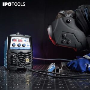 Utilisation du poste à souder MIG MAG IPOTOOLS en atelier avec masque et soudage acier