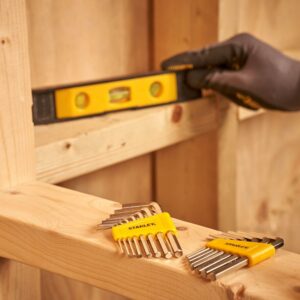 Clés hexagonales Stanley et niveau torpédo pour travaux précis à la maison