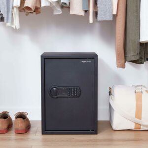 coffre fort électronique installé dans un dressing pour sécuriser objets de valeur et documents