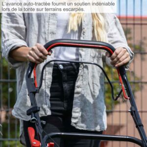 Tondeuse thermique autotractée mulching utilisée sur pelouse, idéale pour terrain en pente et tonte confortable sans effort.