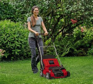 scarificateur électrique Einhell 1400W en action pour enlever mousse gazon et aérer pelouse